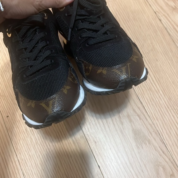 Women’s runaway Louis Vuitton sneakers!!! - Picture 5 of 7